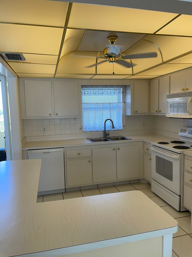 Building Photo - 4750 Cove Cir