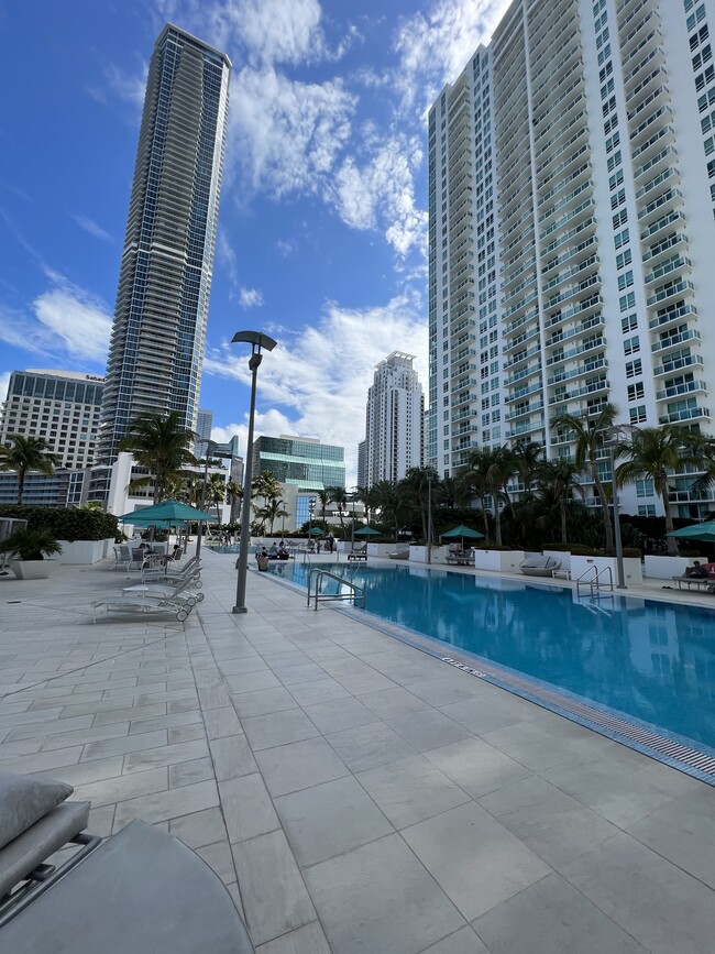 Building Photo - 950 Brickell Bay Dr