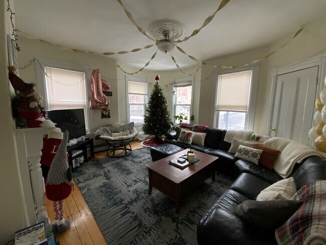 Building Photo - HOT MISSION HILL LISTING!!!!