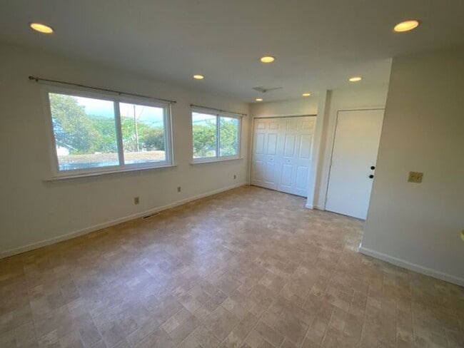 Building Photo - 701 Pine St