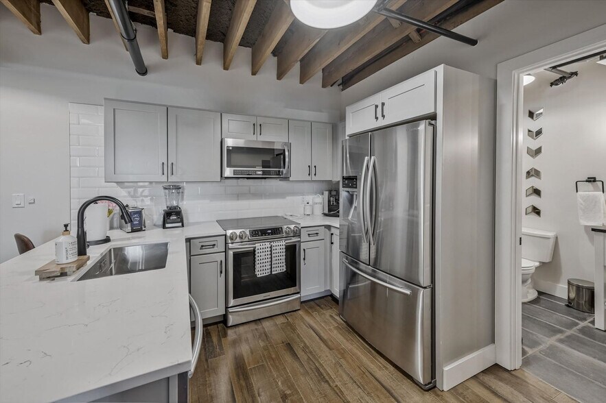 Building Photo - 610 21st Ave N