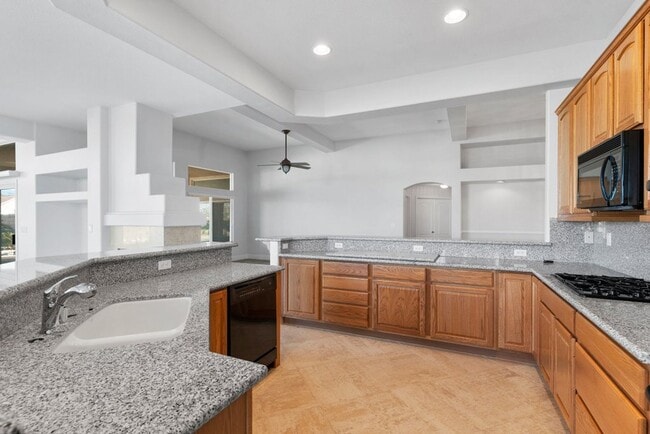 Building Photo - 4 bed, 2.5 bath single-story home in the g...