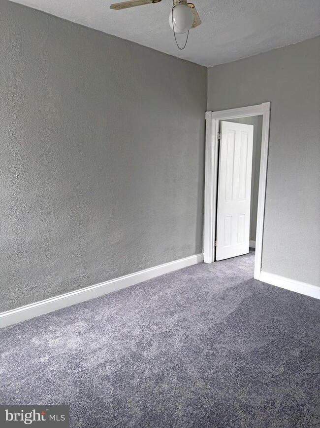 Building Photo - 1528 S Hollywood St