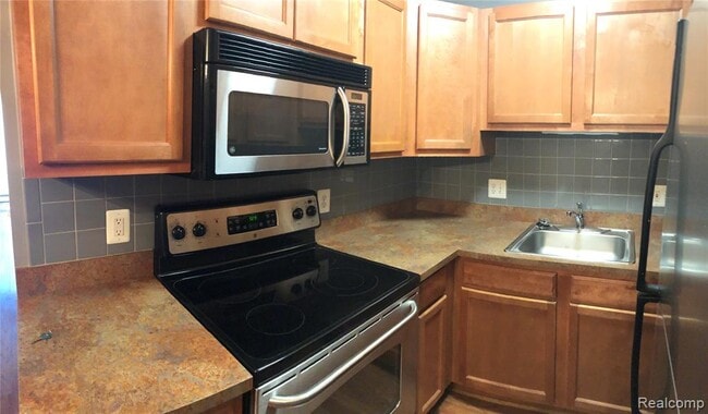 Building Photo - 2445 Torquay Ave