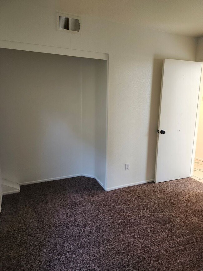 Building Photo - Spacious 4-Bedroom Home in a Prime Location