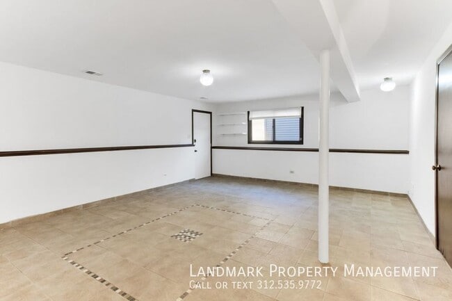 Building Photo - 18819 Oakwood Ct