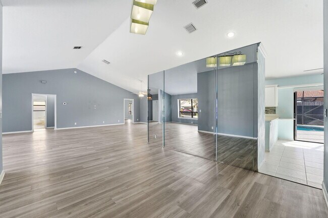 Building Photo - 9284 Laurel Green Dr