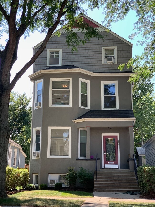 Primary Photo - 912 Hamlin St