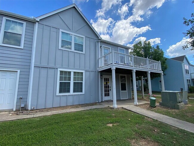 Building Photo - "Charming 1-Bedroom Condo Retreat in San Marcos – Perfect Comfort in 500 Sq Ft!"
