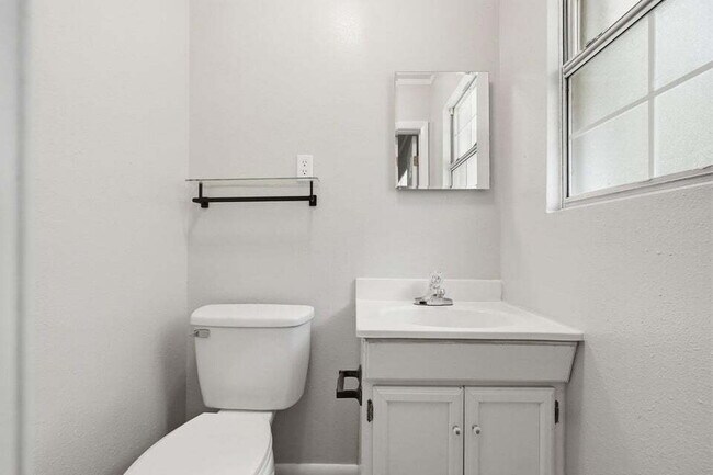 Building Photo - A small-town charm ready for move in!