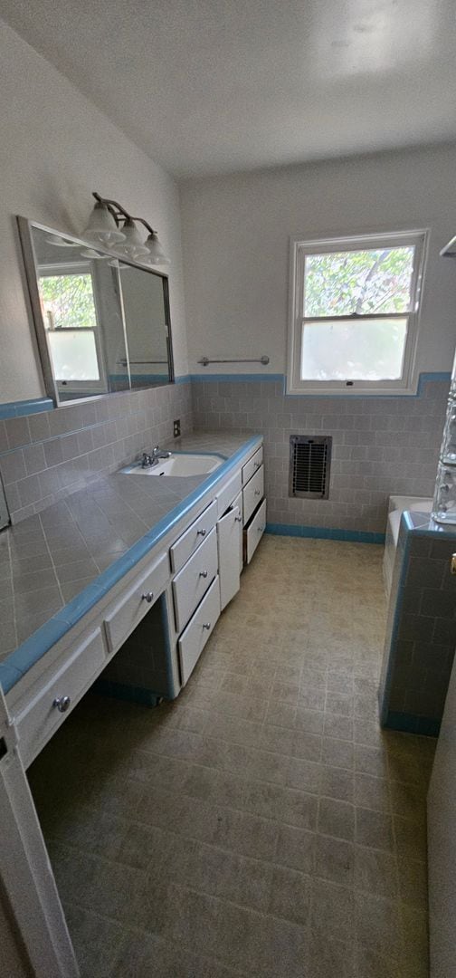 Building Photo - 3 bedroom Riverside home