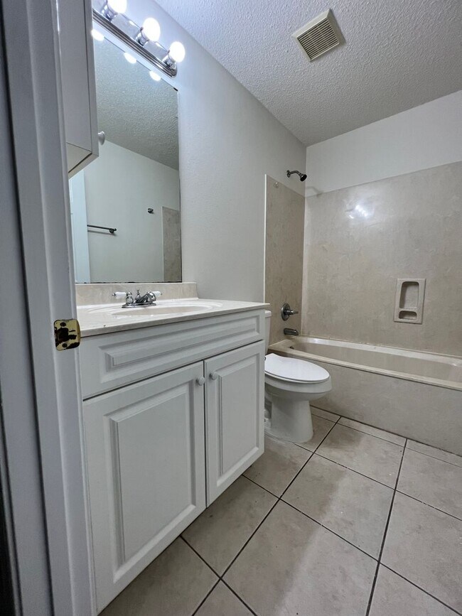 Building Photo - Central Crestview Location