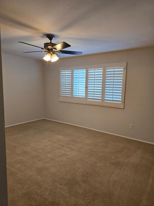 Building Photo - 1615 W Summit Pl