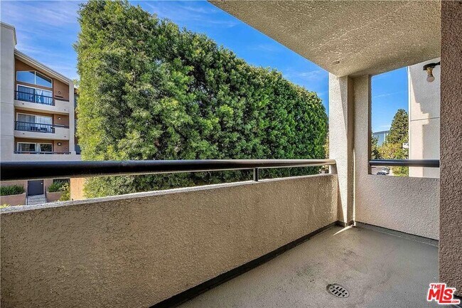 Building Photo - 5565 Canoga Ave