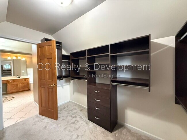 Building Photo - 882 Clarendon Ln