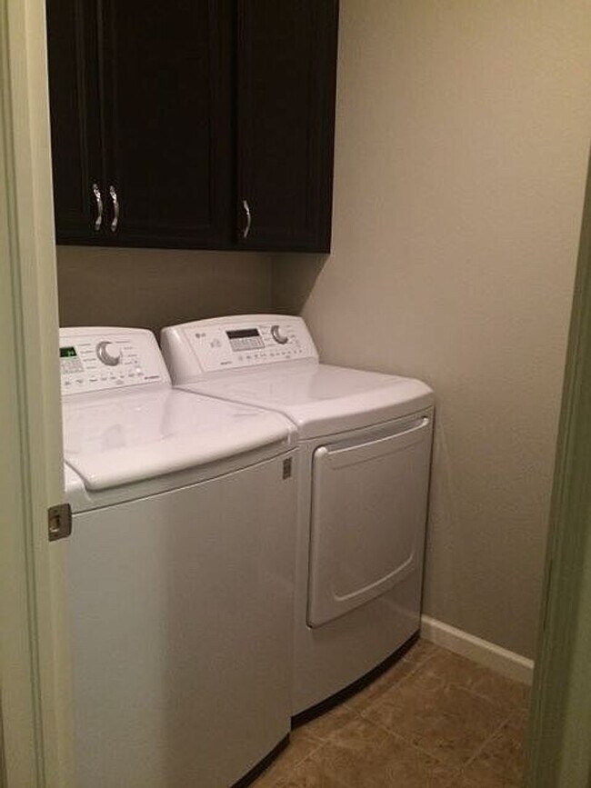 Building Photo - Great 3 Bed / 3 Bath with Garage! Open Floor Plan with Upgrades!