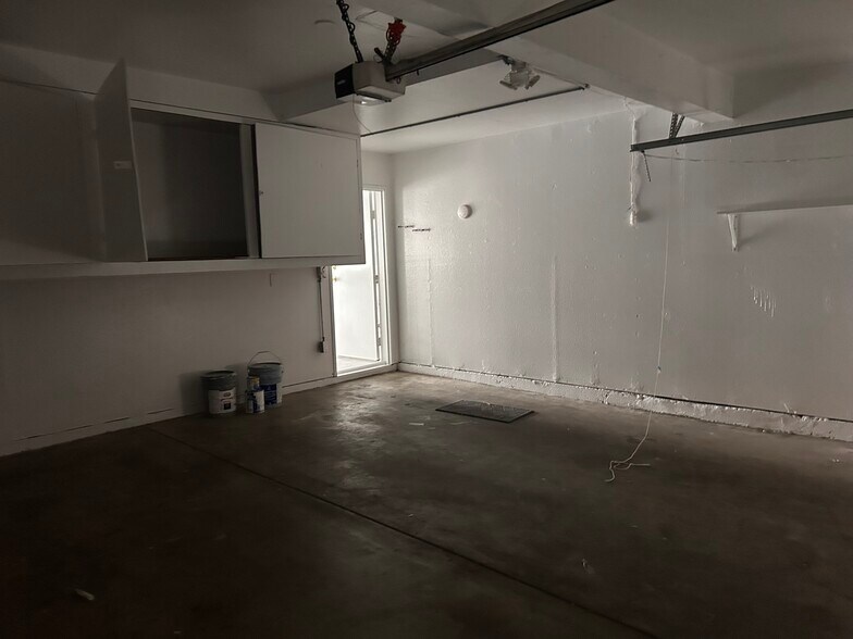 Building Photo - 2600 W Porter Ave