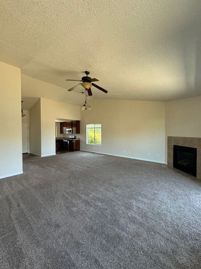 Building Photo - Dont miss out on this charming four bedroo...