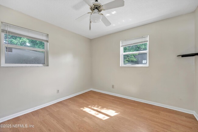 Building Photo - 2930 Wycombe Dr W