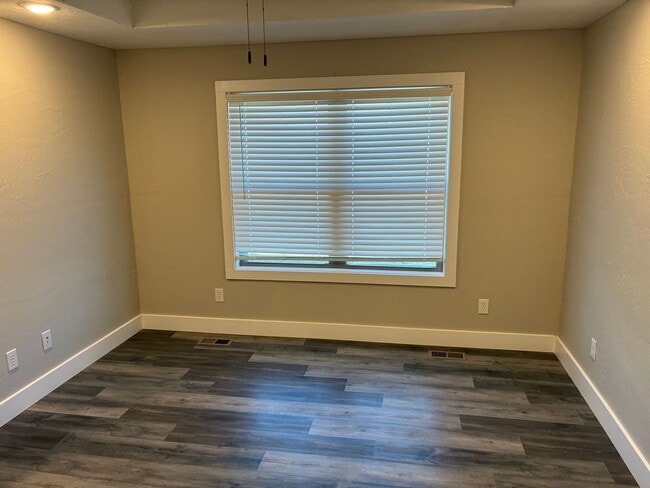 Building Photo - Beautiful 3 bedroom, 2 bath, 2 car garage duplex in Ozark! Spacious, granite with open / split be...