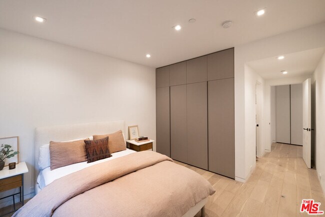 Building Photo - 627 Sunset Ave