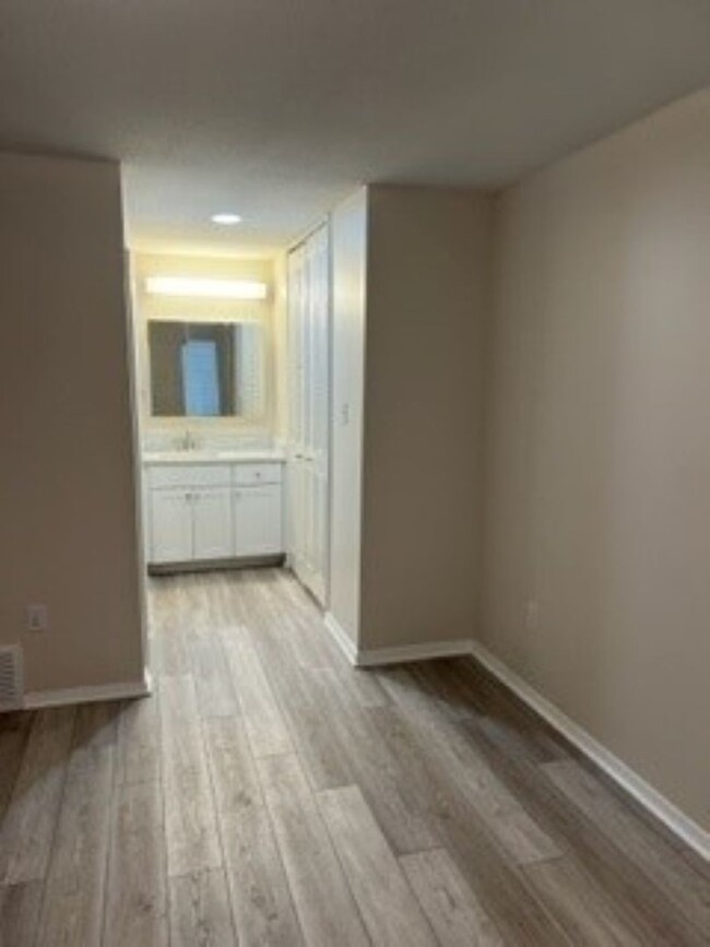 Building Photo - Condominium in Greenbrier: RENOVATED AND  ...