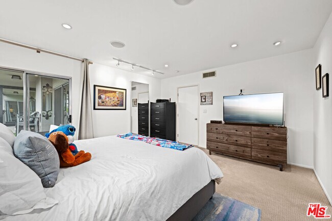 Building Photo - 949 Kings Rd