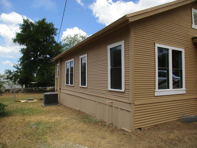 Building Photo - Charming Remodeled 2/1 Home