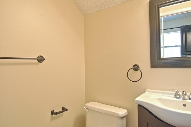 Building Photo - 1015 E Yager Ln