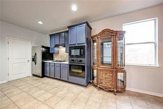 Building Photo - 604 Spanish Oak Terrace