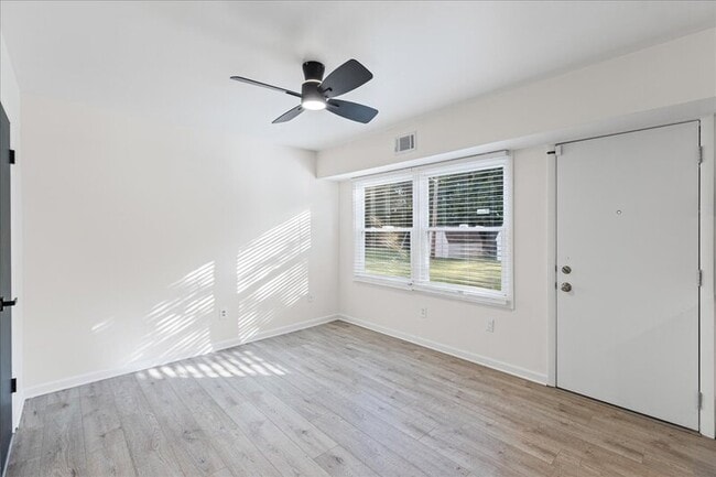 Building Photo - 114 Millbrook Dr