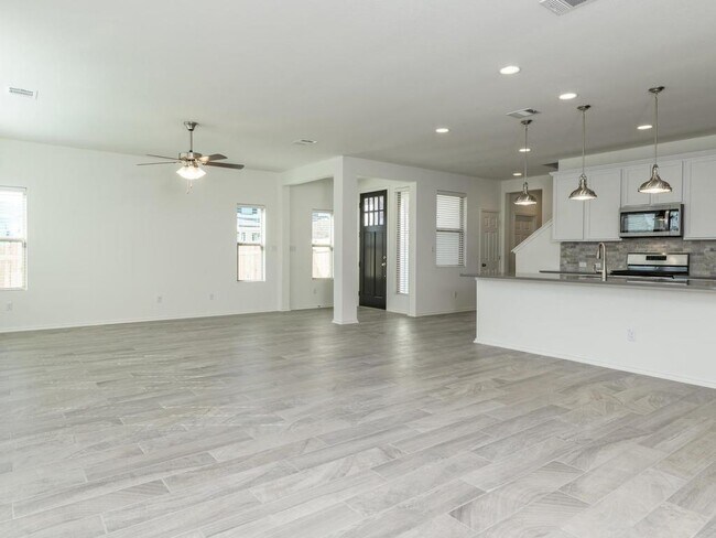 Building Photo - 9113 Garnet Dr