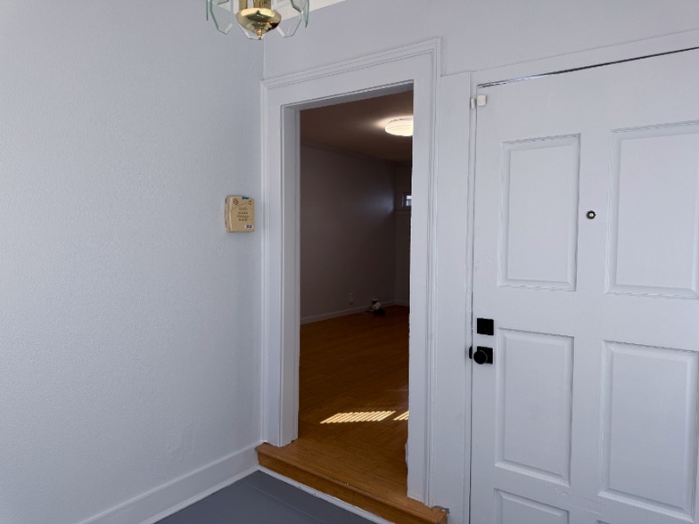 Building Photo - 4630 Melrose Ave