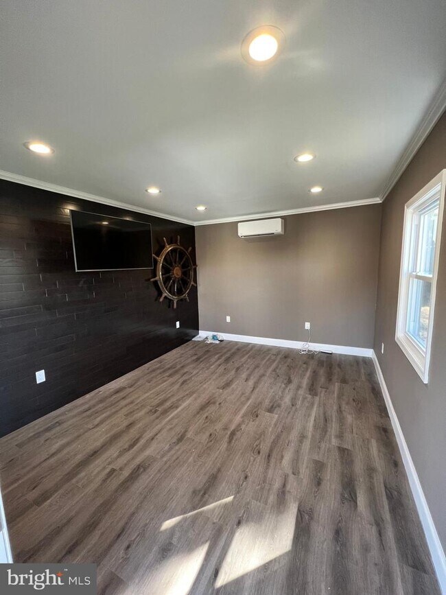 Building Photo - 127 Lark Dr