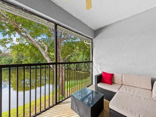 Building Photo - 3868 Carambola Cir N