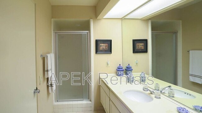 Building Photo - 211 Canyon Cir N