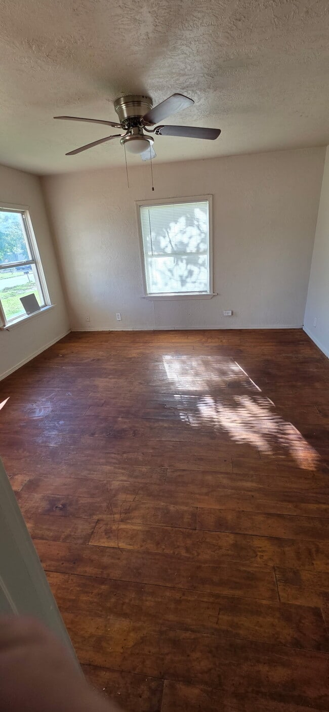 Building Photo - 119 W Apache St