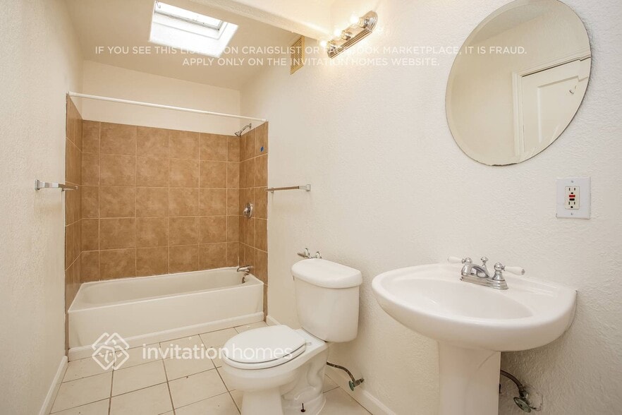 Building Photo - 2816 Glenside Dr