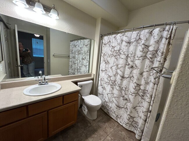 Building Photo - Adorable Condo in Gated Community