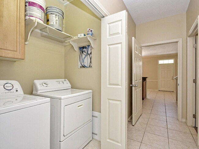 Building Photo - "Spacious 4-Bed, 4-Bath Townhouse Gem in College Station – Perfect for Comfortable Living!"