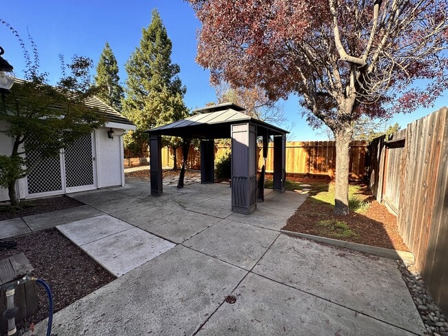 Building Photo - 4976 Mesa Ridge Dr