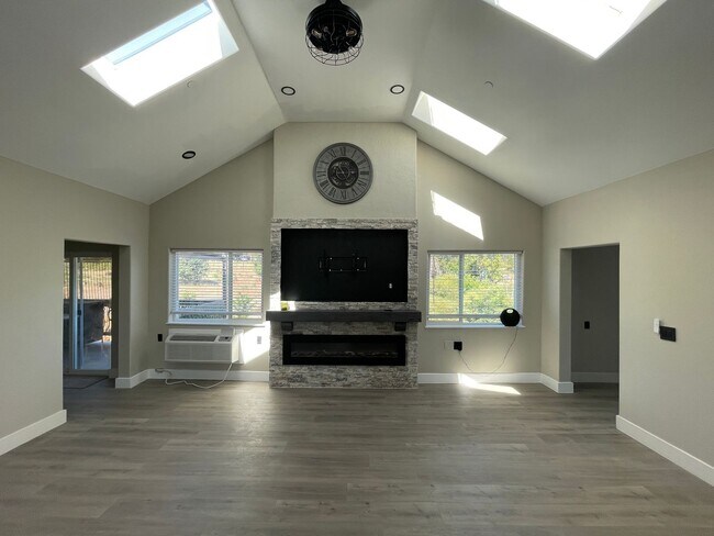 Building Photo - Magalia-2 bed 2 bath, second story duplex,...
