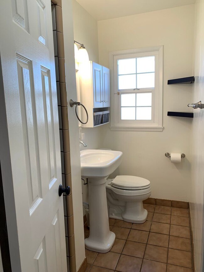Building Photo - Spacious 3+3 Single Story Home w/ office -...