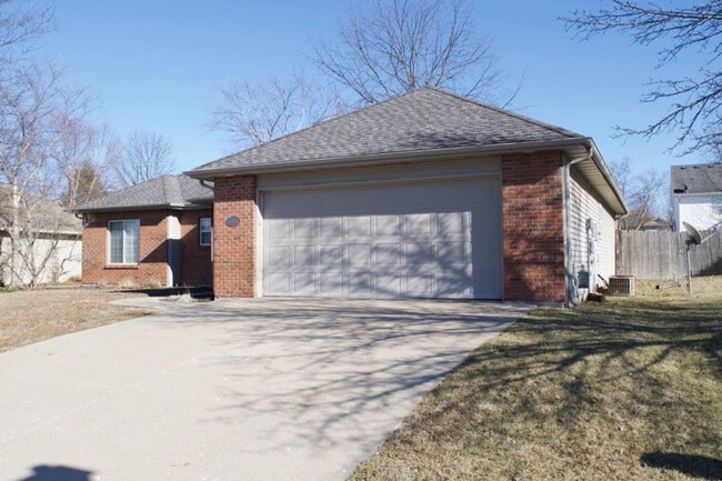 Building Photo - Nice 3 Bed 2 Bath House In Vanderveen Crossing!