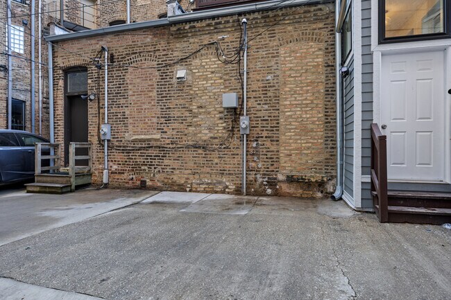 Building Photo - 2107 N Clark St