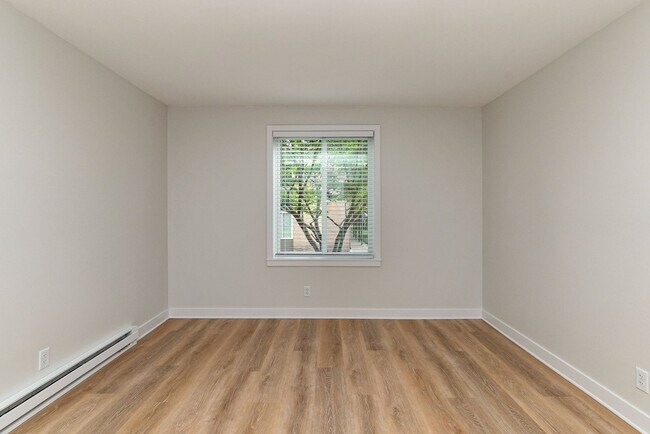 Building Photo - Green Hills Condo Living!