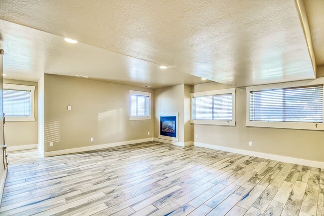 Building Photo - Luxury 5 Bed, 5 Bath Home with Modern Finishes & 2-Car Garage! - Available NOW!