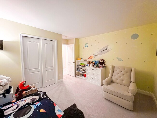 Building Photo - Lavish 4 Bed 3.5 Bath Home With Sunroom & Large Recreation Room In Desired South Riding