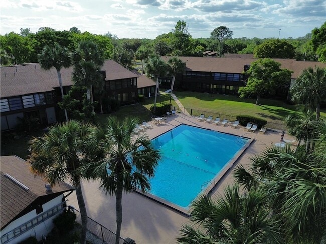 Building Photo - 520 Fairways Cir