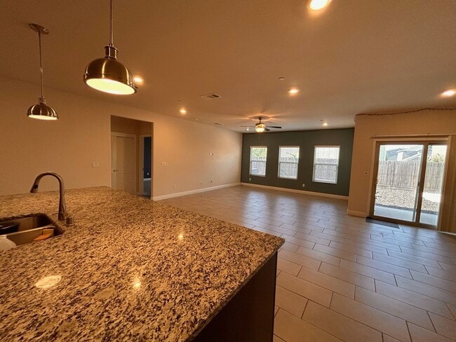 Building Photo - Nice home for rent in Visalia